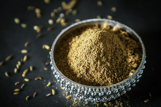 Poudre de henné naturelle dans un bol, ingrédient traditionnel marocain pour les cheveux